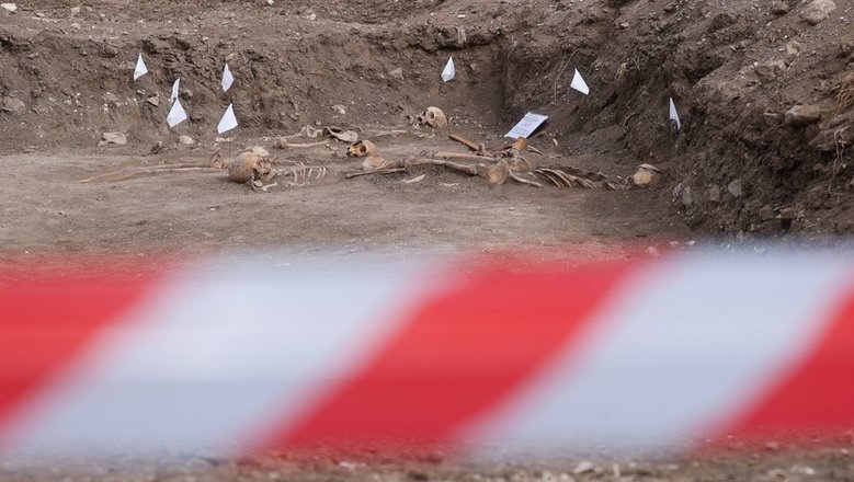 Во Франции дети нашли вертикально сидящий скелет около детской площадки