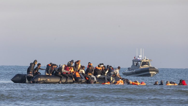 Британия выделит миллионы, чтобы не пустить мигрантов на остров: деньги получат французы