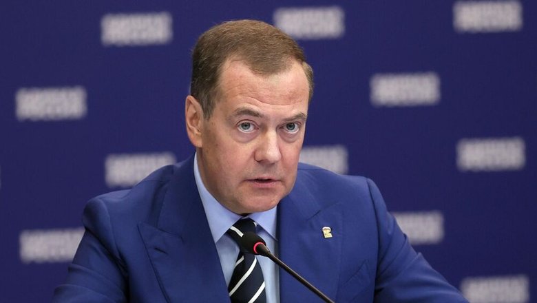 Медведев поделился впечатлениями от нового учебника по обществознанию