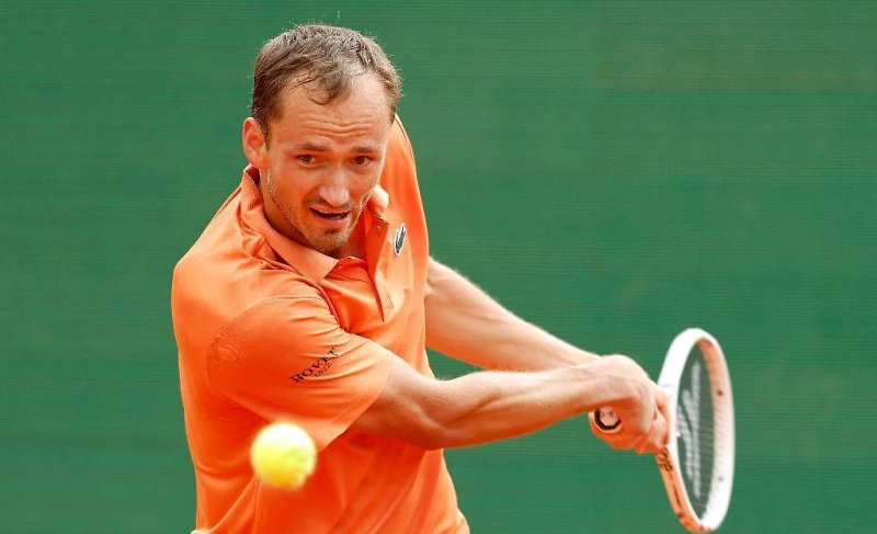 Медведев продул восемь геймов подряд и разнёс ракетку на «Мастерс» в Монте-Карло