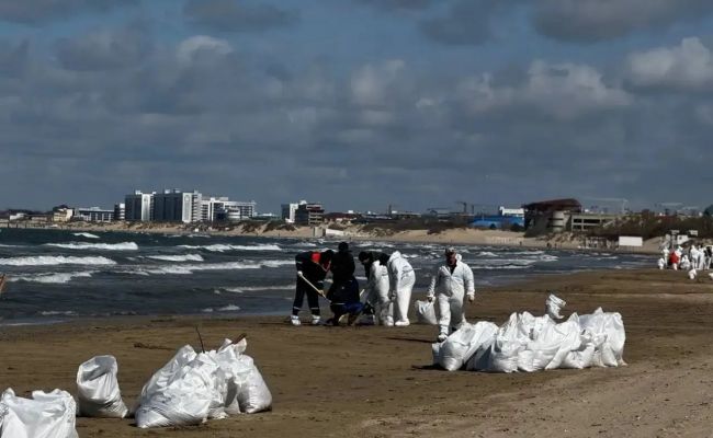 Нефтепродукты добрались до центрального пляжа Анапы