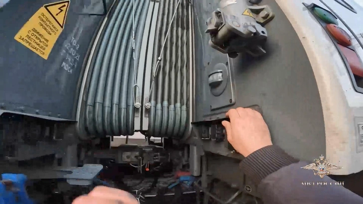 Поймали зацепера-рецидивиста — он доехал от Твери до Питера между вагонами «Авроры» (видео)