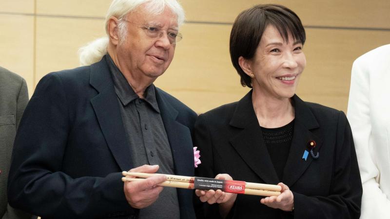 Премьер Японии подарила группе Deep Purple барабанные палочки с автографом Премьер Японии подарила группе Deep Purple барабанные палочки с автографом