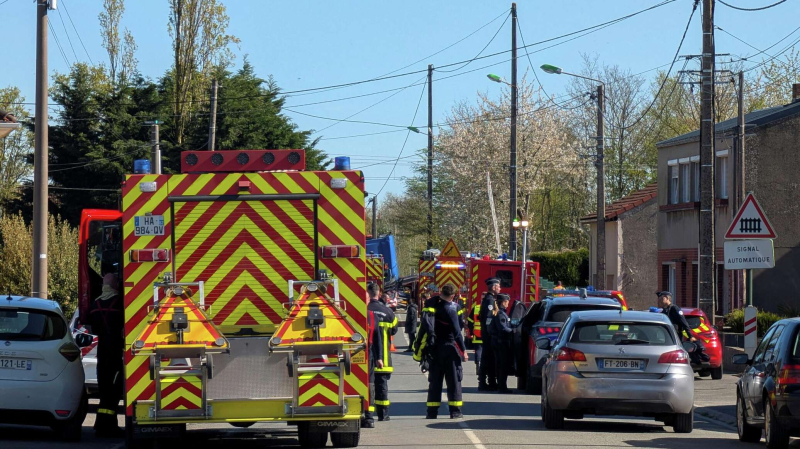 Скоростной поезд и военный грузовик столкнулись во Франции: погиб машинист