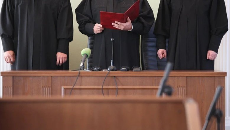 Трем жителям Калининграда, включая двух подростков, дали по 7 лет за диверсии Трем жителям Калининграда, включая двух подростков, дали по 7 лет за диверсии