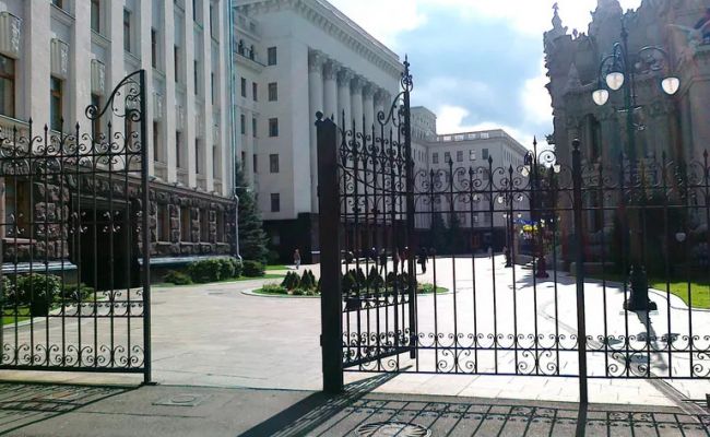 Яму от противобункерной бомбы на Банковой пообещали Киеву на 9 мая