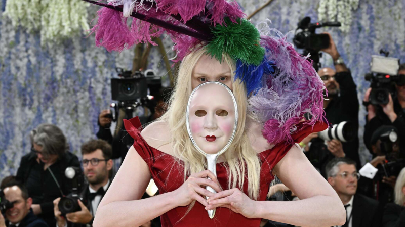 Невидимые руки и живая статуя: эффектные образы Met Gala 2026 в Нью-Йорке
