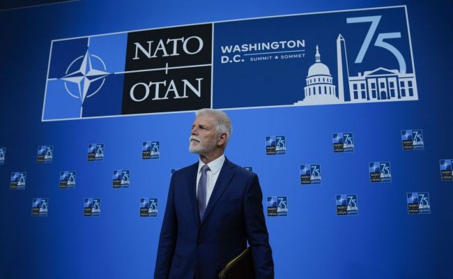 Президент Чехии призвал НАТО «показать зубы» России