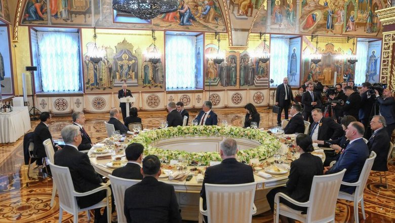 Путин на приеме в Кремле произнес тост за поколение победителей