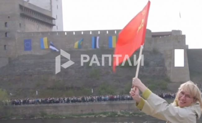 Жители Нарвы не увидели сорванный флаг Украины: смотрели на российскую сторону реки