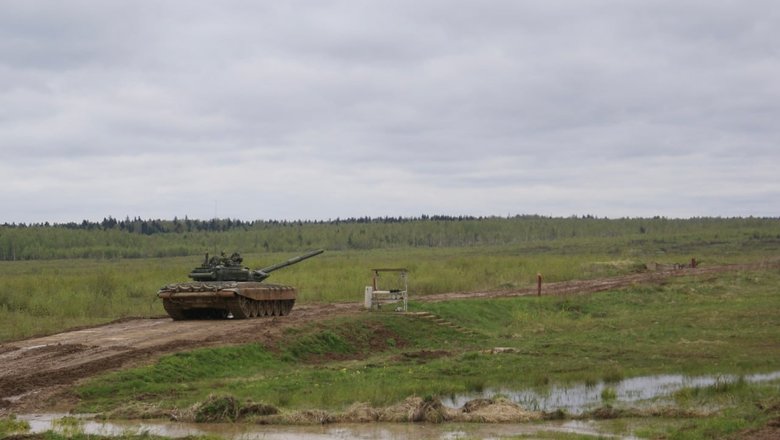 Экипаж танка Т-80БВМ точным выстрелом разрушил командный пункт ВСУ