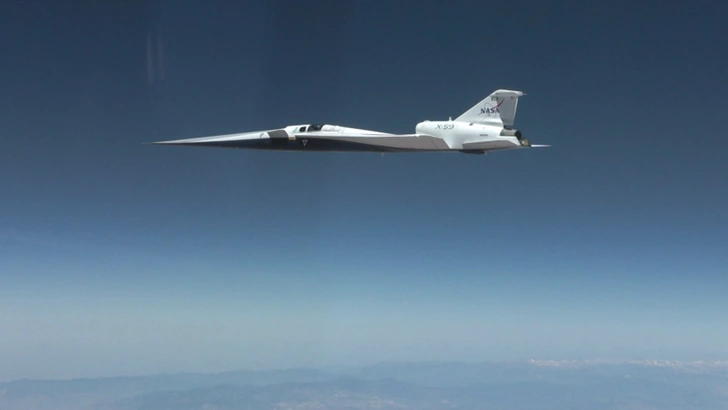 Экспериментальный самолет NASA X-59 совершил первый сверхзвуковой полет (видео)