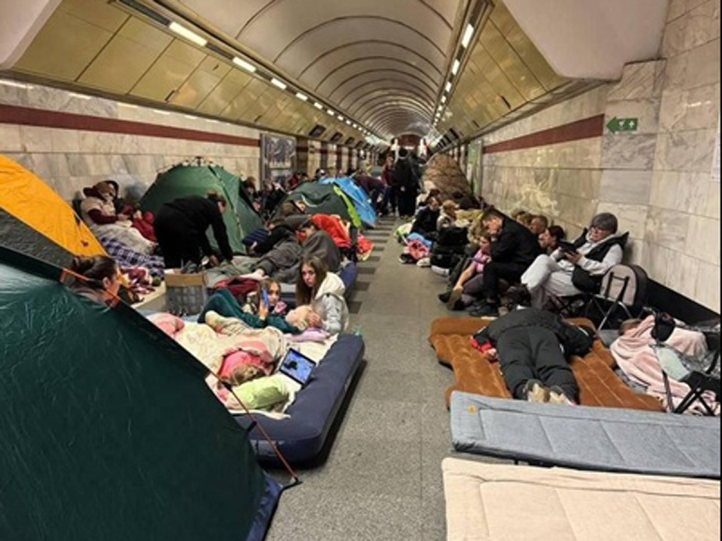 «Их выбор»: Киев и другие города Украины в огне, киевляне прячутся в метро