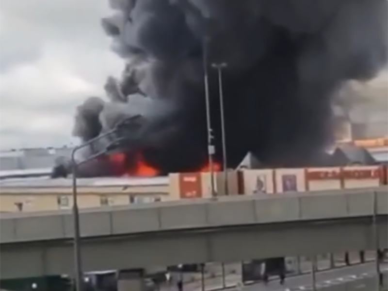 Крупный пожар на рынке «Садовод» в Москве после атаки БПЛА попал на видео
