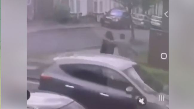 В Британии на улице мужчина пытался перерезать горло 17-летней девушке