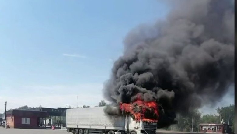 Белорусская фура сгорела после удара БПЛА по автобусу в Брянской области