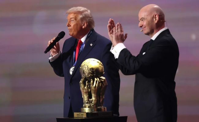 Глава ФИФА подарил Трампу билеты на финал ЧМ мира по футболу на 15 тысяч долларов