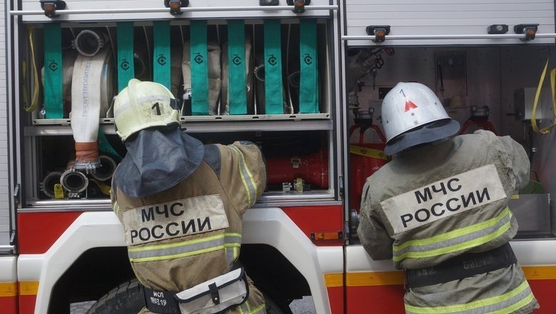 Крупный пожар вспыхнул на территории ТЦ «Три кита» в Ижевске