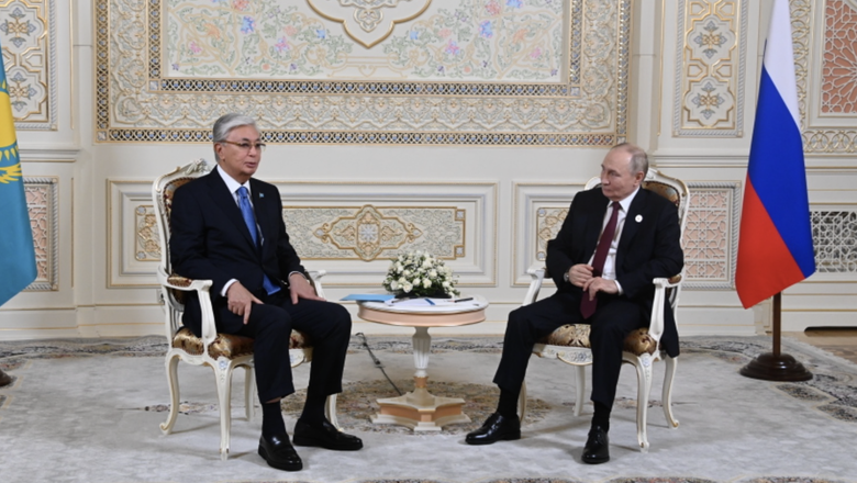 Путин проводил Токаева до машины после встречи в Омске