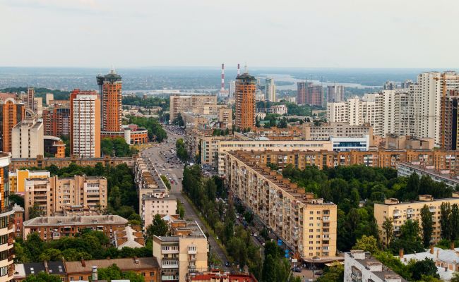 Армия России устроила миграцию в Киеве: съезжают из многоэтажек и скупают паркинги
