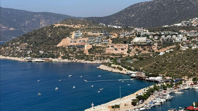Пассажирам пришлось прыгать в море с борта загоревшегося в Турции катера