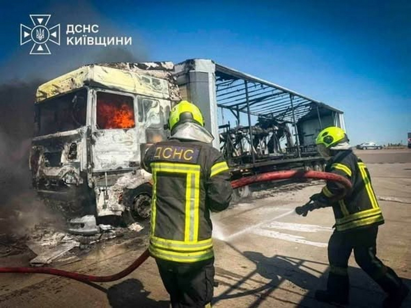 «Россияне четко знали, куда бить»: под Борисполем ВС РФ уничтожили 40 фур с пусковыми установками для дронов — Банковая в бешенстве