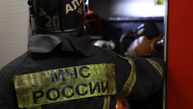 В Петербурге загорелся склад, площадь пожара достигла 22 тыс. кв. м