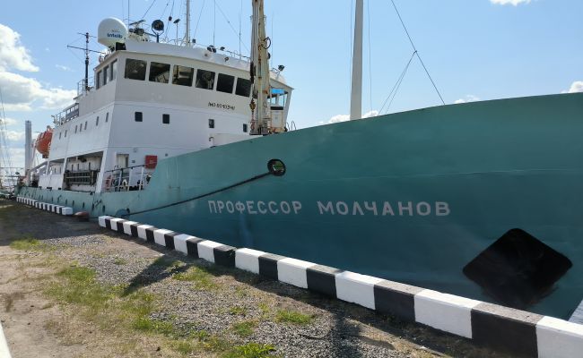 Губернатор Шпицбергена позаботится об арестованном судне из России: началось биеннале
