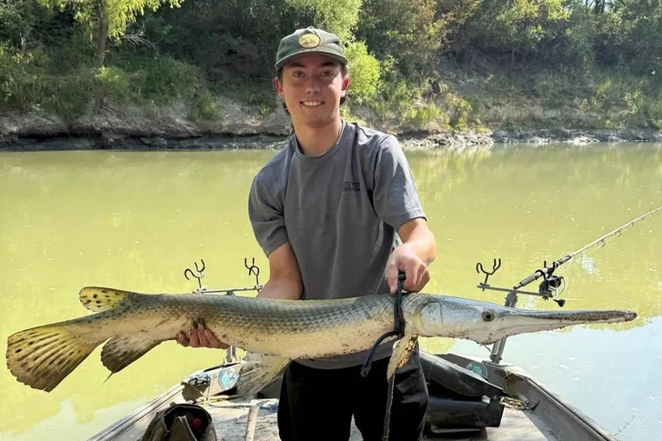 Самый удачливый рыбак в мире: техасец выудил из реки «динозавра» с длинной треугольной мордой